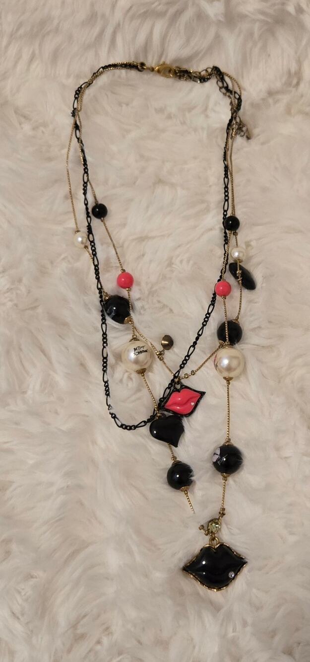 Vintage Y2K Betsey Johnson Triple Strand Black Pink Pearl Lip Necklace